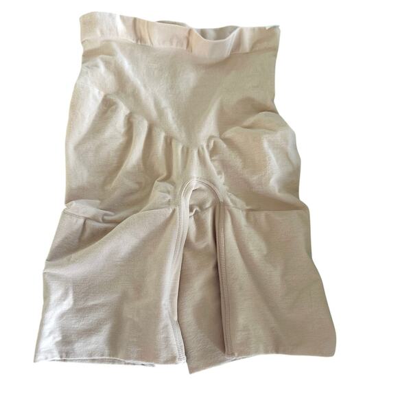 Spanx Light Nude Pull On Shaping Short Mid Thigh - Picture 1 of 5